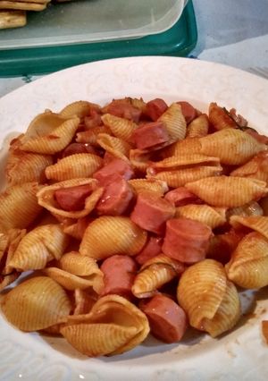 Una foto de Salchichas de viena al tomate con fideos caracol