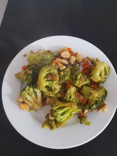 Una foto de Salteado de verduras con pollo (light)
