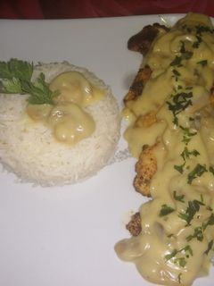 صورة لوصفة فيليه الدجاج مع صوص المشروم (الفطر) والرز الابيض سهل ولذييييذ 🍄🍚🍛