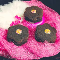 A picture of Oreo Floral mini sandwich cake.
