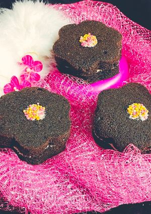 A picture of Oreo Floral mini sandwich cake.