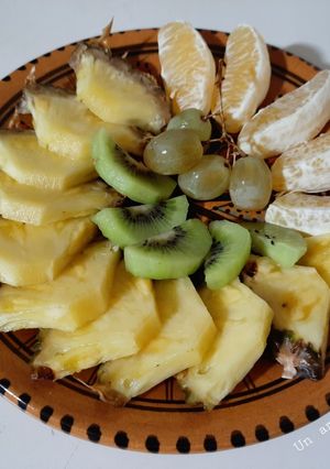 Une photo de Assiette de fruits 🍊🍇🥝🍍