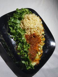 Taliya da miya da salad ainihin hoton girkin