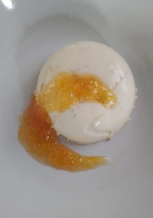 Una foto de Panacotta de almendras sabor limón