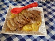 Una foto de cerdo con manzana