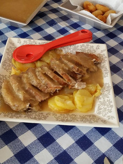 Una foto de Cinta de lomo con salsa de manzana y patatas panaderas