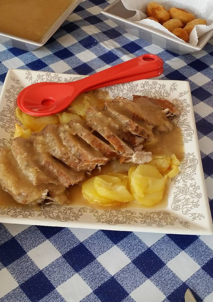 Una foto de Cinta de lomo con salsa de manzana y patatas panaderas