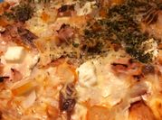 Una foto de pizza de queso feta