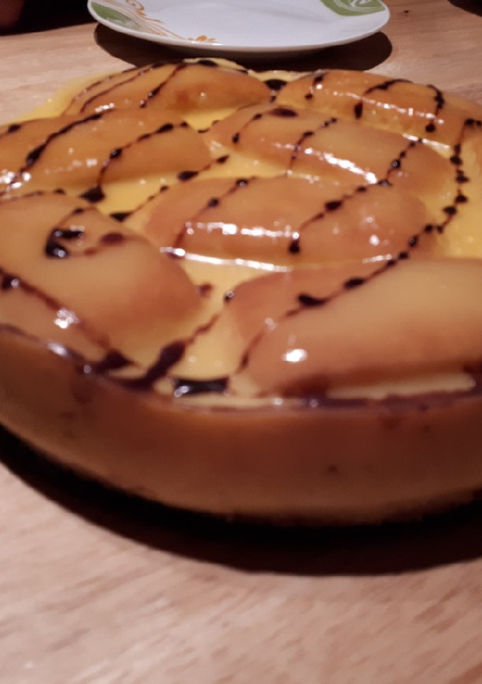 Una foto de Tarta de flan con base de galletas y magdalenas