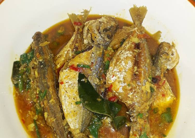 Resep Ikan selar bumbu rujak+kemangi yang Menggugah Selera
