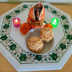 A picture of Murmura Ladoo.