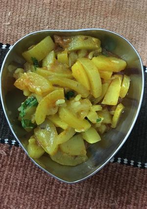 દુધી બટાકા નુ શાક (Dudhi Bataka Shak Recipe In Gujarati) રેસીપી મુખ્ય ફોટો