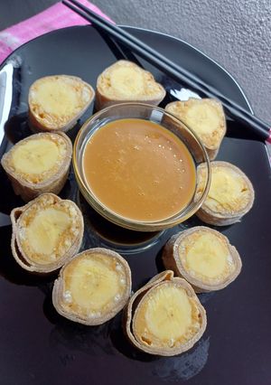 Una foto de Sushi de banana con salsa de dulce de leche