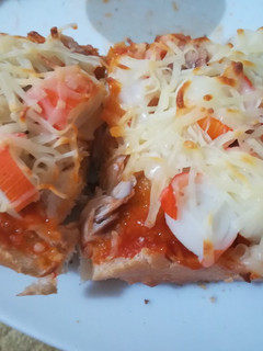 Una foto de Bocapizza de caballa y palitos de surimi