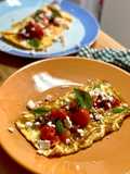 Tortilla jugosa con tomates confitados, feta y albahaca