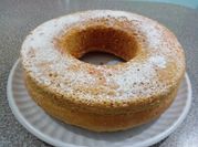 Una foto de pan dulce con jugo de naranja