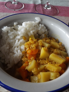 Una foto de Curry sencillo de lentejas rojas con arroz