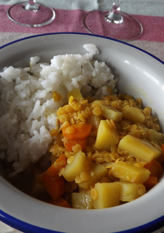 Una foto de Curry sencillo de lentejas rojas con arroz