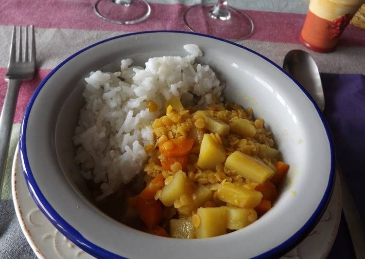 Curry sencillo de lentejas rojas con arroz