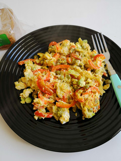 Una foto de Revuelto de pimiento rojo y aguacate con queso feta