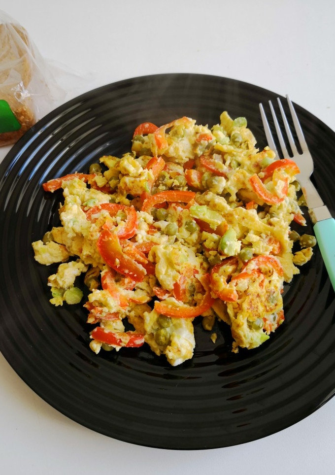 Una foto de Revuelto de pimiento rojo y aguacate con queso feta