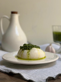 Una foto de Pesto de espinacas con burrata (o lo que quieras)