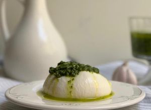 Una foto de Pesto de espinacas con burrata (o lo que quieras)