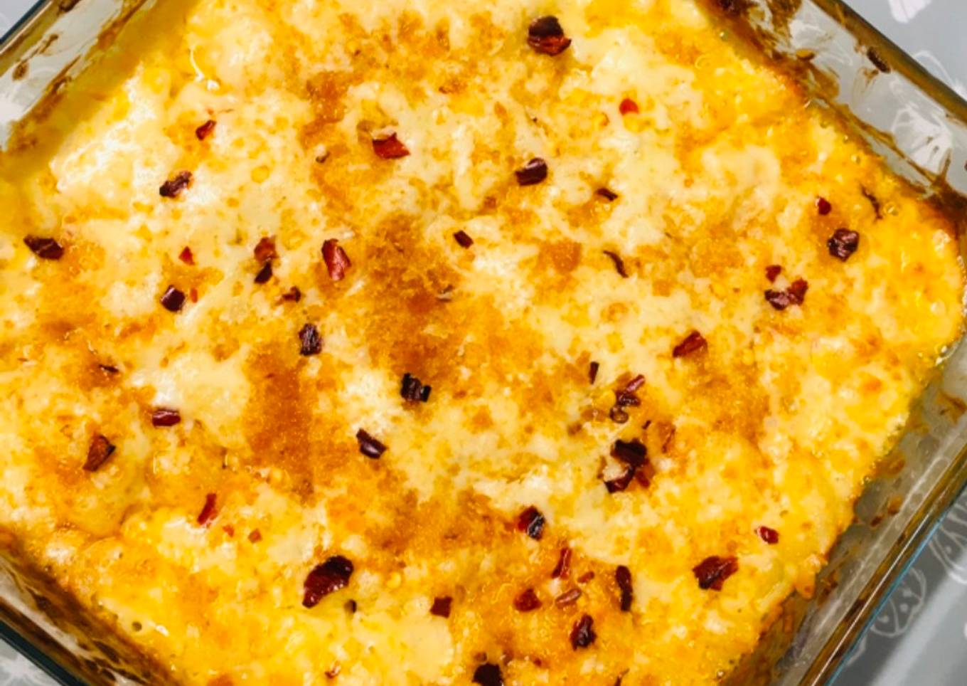 Garlicky mac n cheese with chilli flakes