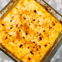 A picture of Garlicky mac n cheese with chilli flakes.