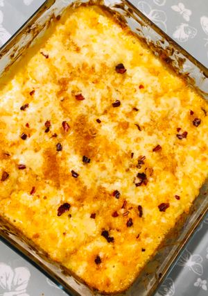A picture of Garlicky mac n cheese with chilli flakes.