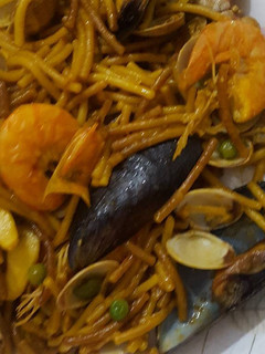 Una foto de Fideuá con mariscos