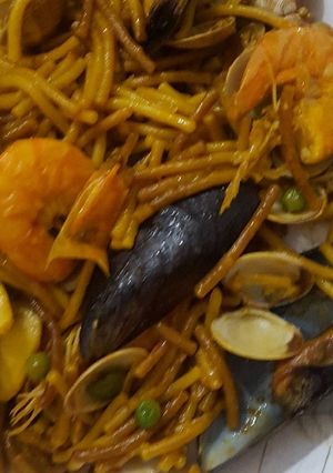 Una foto de Fideuá con mariscos
