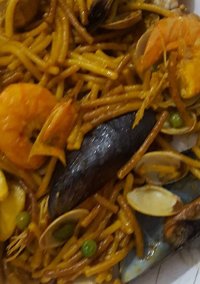 Una foto de Fideuá con mariscos