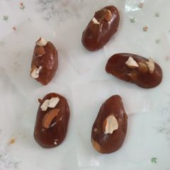 A picture of Caramel toffee with almonds.