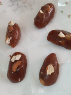 A picture of Caramel toffee with almonds.