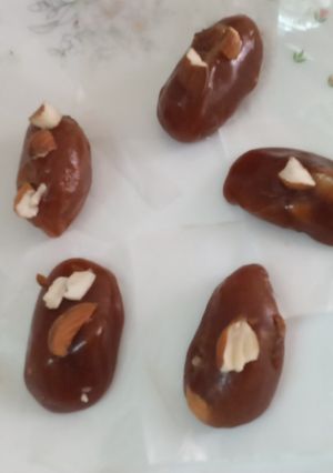 A picture of Caramel toffee with almonds.