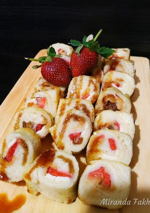 Foto resep Roti Gulung Strawberry Kurma Praktis