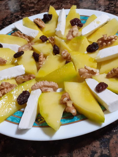 Una foto de Ensalada de mango y pasas