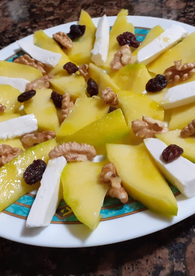 Una foto de Ensalada de mango y pasas