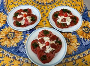 Une photo de Petites salades de tomates au crabe