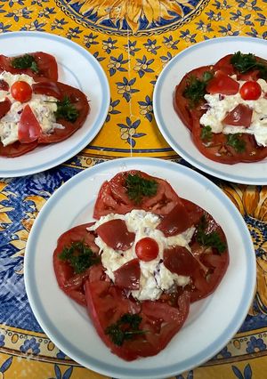 Une photo de Petites salades de tomates au crabe