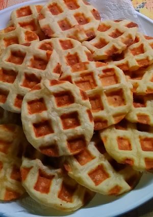 Sajtos tallér gofrisütőben recept fotója