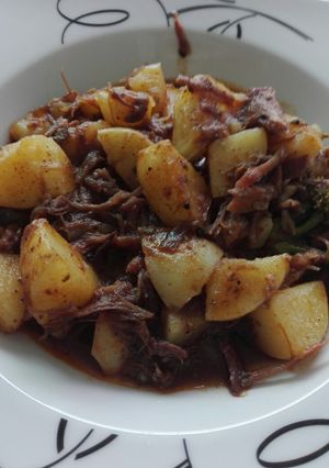 Una foto de Sobras del refrigerador, guisado con barbacoa de res