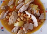 Una foto de caldos con garbanzos
