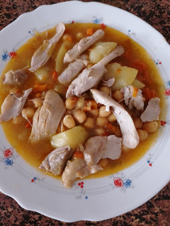 Una foto de Guiso de Garbanzos y Pollo
