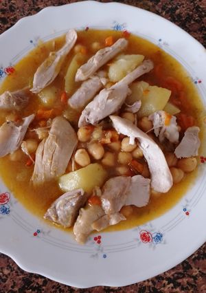 Una foto de Guiso de Garbanzos y Pollo