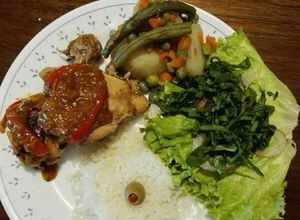 Una foto de Pollo en salsa teriyaki, cerveza y naranja, con guarnición