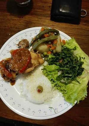 Una foto de Pollo en salsa teriyaki, cerveza y naranja, con guarnición