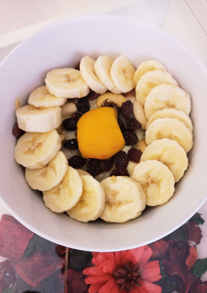 Una foto de Gachas de avena con mix de frutos secos, uvas pasas y chocolate