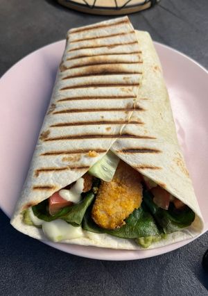 Zdjęcie przepisu Tortilla z guacamole i sosem serowym.